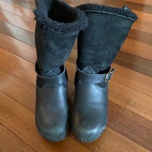 Authentic shearling and leather black clogs.